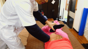 02腰痛整体膝を曲げて骨盤の前傾をつくり大腿四頭筋のストレッチ