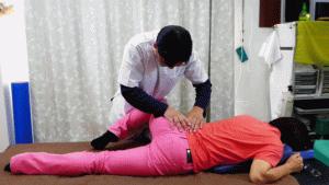 09腰痛整体骨盤と大たい骨を繋ぐ中殿筋をほぐす