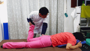 05腰痛整体股関節の回旋運動で骨盤の動きを改善していく