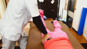 04腰痛整体股関節のズレは後ろ側になることが多いので前側に押し込みながら足首を持って膝を介して回していく