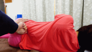 13腰痛整体腰椎椎間を親指でドリルのように穴をあける感じでほぐしていく