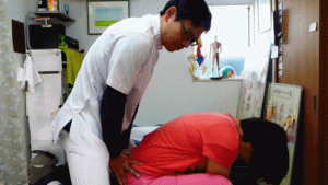 21腰痛整体お辞儀した状態から戻すときに痛くなることも多いので腰の両サイドの筋肉を伸ばしながら腰骨の隙間も広げていく