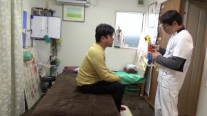 ギックリ腰や腰痛の脊柱模型を使った説明