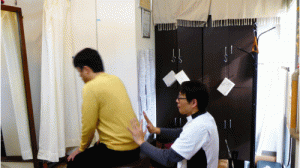 手を当てないで気功エネルギーを使って立つ座る動作を補助する