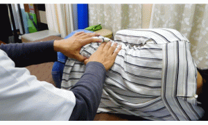 腰椎椎間関節の隙間を両親指で丁寧に緩めていく