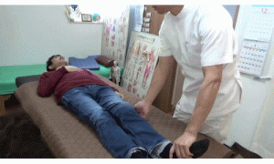 膝関節屈曲股関節屈曲位から股関節外転動作ストレッチ