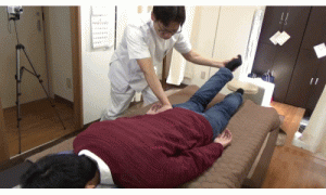 大腿骨のズレを調整しています梨状筋などが硬くなると大たい骨の出っ張りが後ろにズレるので前に押さえながら足首を持って回しすと骨が動くのがわかります