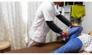 膝を外側に開いて内もものツッパリをチェック膝を外側に開いて内もものツッパリをチェック