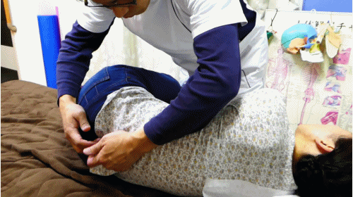 緊張しやすい背骨を立てる脊柱起立筋は左右の中指で微調整します触圧覚刺激法