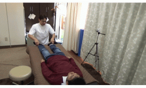 足の裏も疲労がたまり易く痺れる人もいるので緩やかにマッサージします