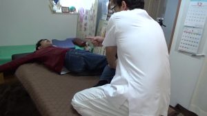 肩を広げて膝倒しをすると背骨の歪みをみることになり植えている方の肩甲骨が硬かったりします