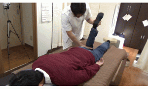 膝の裏側に入れた手を曲げたまま抜いていくことで関節の遊びがキープされやすくなる