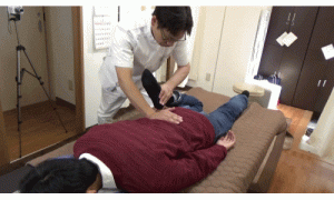 坐骨神経を押さえながら踵を内側外側へと動かすことで神経を圧迫する梨状筋や大殿筋などをほぐすストレッチになります