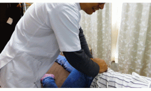 骨盤と腰の境目を四指ではがしていく