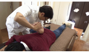 骨盤と第五腰椎の所が硬い人は肘を使ってほぐす場合もあります