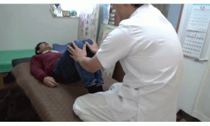 膝倒しで倒れにくい方をチェックして骨盤のゆがみを見る