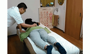 分離してくぼんでいる部分にグーでたたく