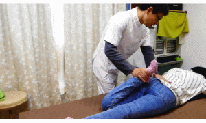 膝を曲げながら骨盤を揺らして大腿四頭筋をゆるめて骨盤の前傾を無くしていく