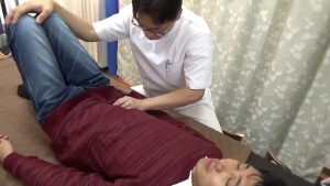 膝倒しで大腰筋ほぐし