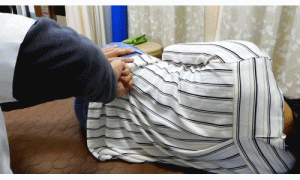 腰椎椎間板ヘルニアあるいは狭窄の部分を拇指でグリグリほぐしていく