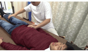 腸腰筋を押さえながら膝を曲げ伸ばしします