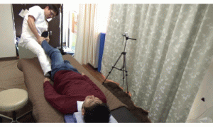 坐骨を押し上げて足首を持って牽引することで神経も伸ばす