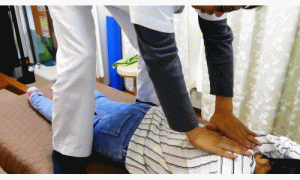 深呼吸に合わせて背骨を一本づつ押さえてゆがみと丸まりを伸ばしていく