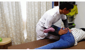 膝を浮かせて腰に捻じりを作り大殿筋などのアウターマッスルをたわめた状態でさらに骨盤周囲の筋肉を緩めていきます