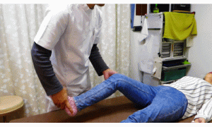 膝を胸につけることで股関節の詰まりをみる