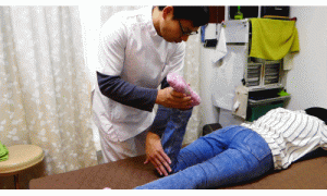 股関節の回旋が緩んで来たら膝を脇の方へ向かって外から一気に平泳ぎのように上げていく