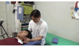 後頭骨に手を当ててほんの少しだけ浮かせるようにして首をリラックスさせたりもします